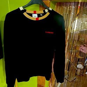 Burberry sweatshirt can be worn by man or woman